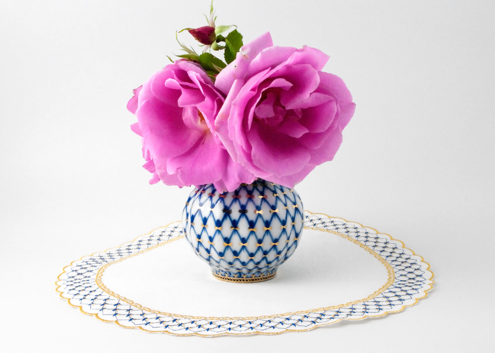 Buy Cobalt Net Centerpiece Round 13" (32 cm) at GoldenCockerel.com